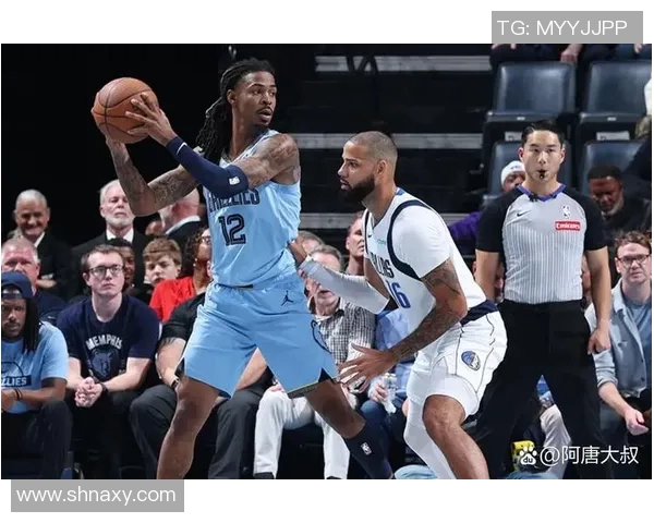 马刺与灰熊激战正酣NBA季后赛精彩对决引发球迷热议